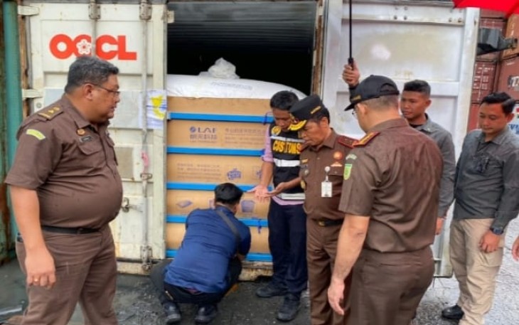 Kajati Kalbar Dr Mashudy saat sidak kontainer 