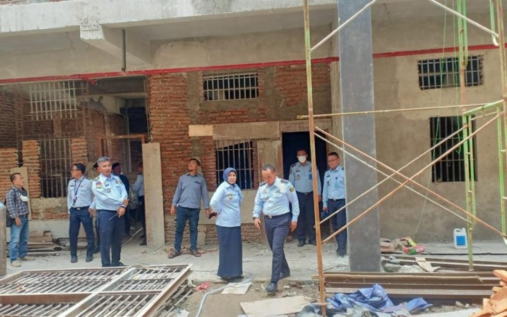 Kadiv Administrasi saat meninjau progres pembangunan Lapas Cilegon