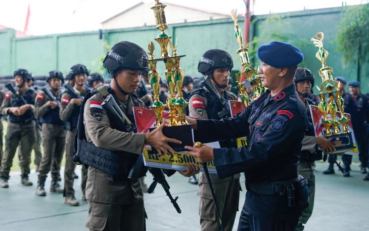 Dansatbrimob Polda Kalbar KBP M Guntur saat memberikan piala juara perlombaan 