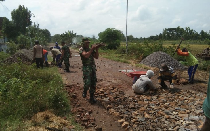 Perbaikan jalan desa bersama warga binaan