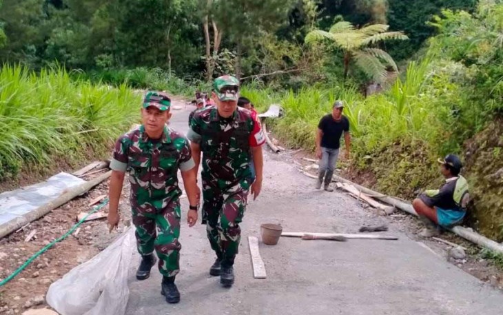 Danrem 081/DSJ Kolonel Inf Deni Rejeki saat meninjau TMMD Ke-115 Kodim 0807/Tulungagung 