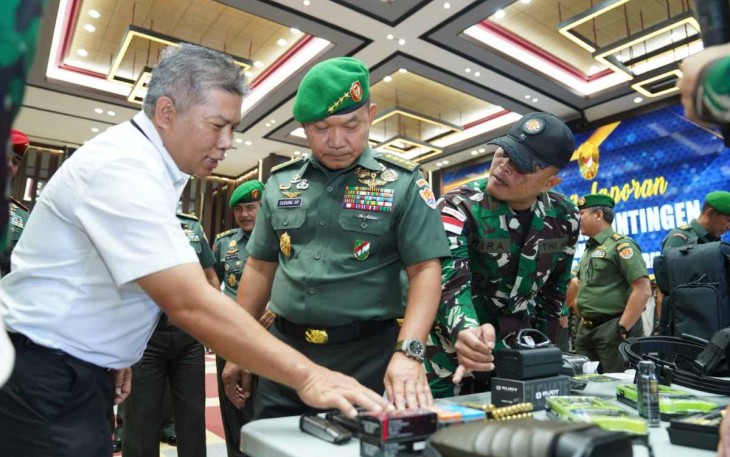 Kasad Jenderal TNI Dudung Abdurachman saat cek kelengkapan senjata AARM 30/2022