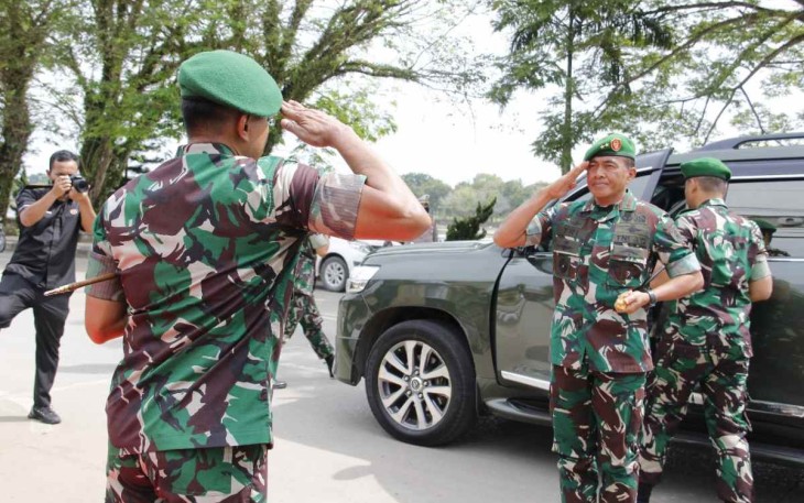 Dandim 0906/Kkr Letkol Inf Jeffry Satria saat menyambut Pangdam VI Mulawarman Mayjen TNI Tri Budi Utomo 