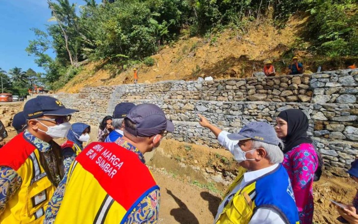 Menteri Basuki saat meninjau longsor di Sitinjau Laulik
