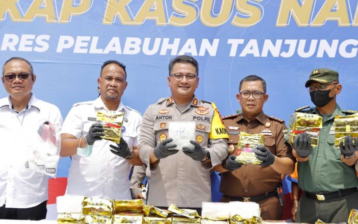 Kapolres Tanjung Perak AKBP Anton Elfrino Trisanto saat konferensi pers 