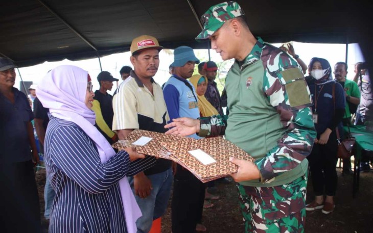 Pangdam III/Slw Mayjen TNI Kunto Arief Wibowo saat memberikan bantuan sosial