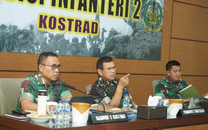 Pangdiv 2 Kostrad Mayjen TNI Syafrial saat memberikan pengarahan prajuritnya yang melaksanakan tugas operasi dalam negeri melalui virtual
