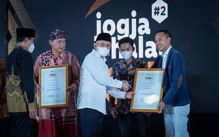 MenkopUKM Teten Masduki saat memberikan sertifikat halal UMKM di Yogyakarta 