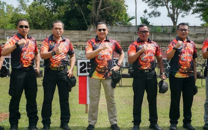 Ketua MPR RI Bambang Soesatyo saat lomba menembak Baladika di Serang