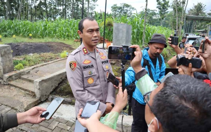 Kapolres Malang AKBP Putu Kholis Aryana saat memberikan keterangan pers 