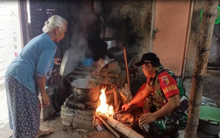 Sisi lain seorang Babinsa saat masuk dapur Warga