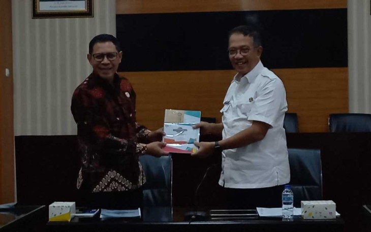 M Trenggono saat menerima cenderamata mata Wakil Ketua KPI Pusat dari 