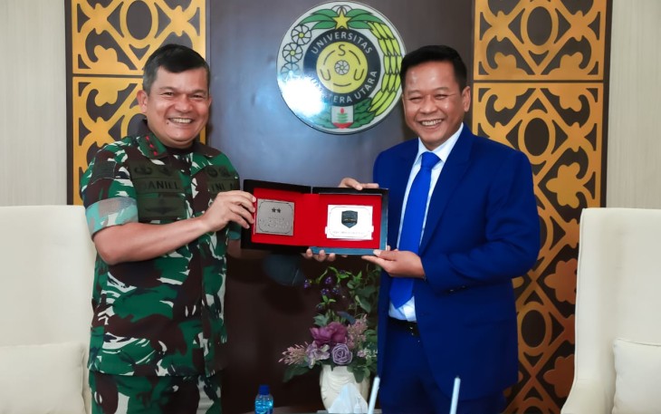 Pangdam I/BB Mayjen TNI Achmad Daniel Chardin menerima cenderamata dari Rektor USU Medan Dr Muryanto Amin