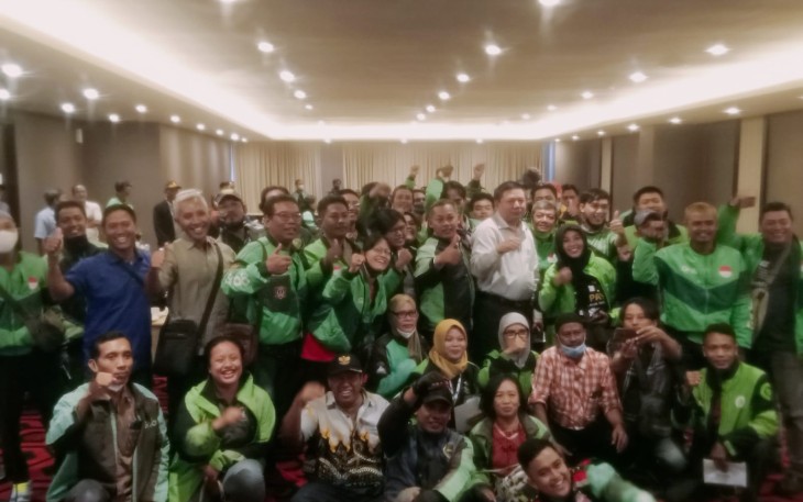 Cak Dedi Foto bersama usai Sosialisasi Wasbang ke Ratusan Ojol, Sabtu (05/11/2022).