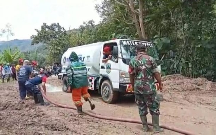 Bersihkan material longsor bersama masyarakat 