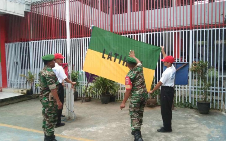 Latihan pengibaran bendera