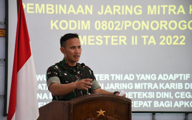 Dandim 0802/Ponorogo Letkol Inf Hirta Juni Adriansyah saat memberikan pengarahan 