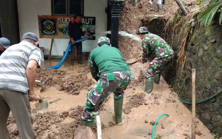 Bersihkan material longsor di rumah warga binaan