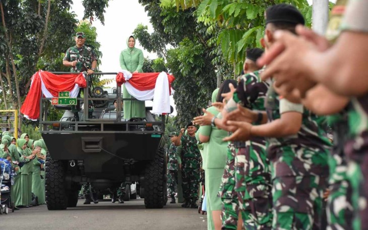 Pangdam Jaya Mayjen TNI Untung Budiharto bersama gubernur DKI Jakarta Anies Baswedan saat mengunjungi Yonkav 7/PS Cijantung Jakarta Timur 