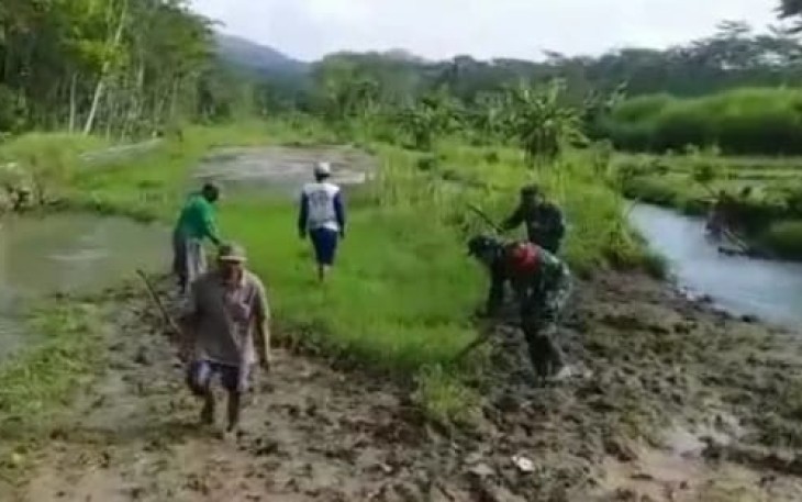 Bersihkan sungai bersama warga 