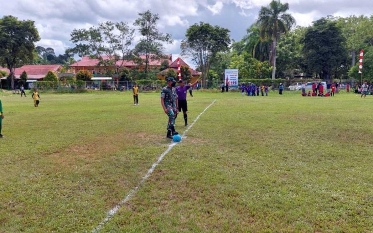 Dandim 0906/Kkr Letkol Inf Jeffry Satria saat kick off turnamen mini soccer 