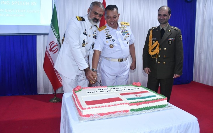 Pemotongan kue di kapal perang Islamic of Iran