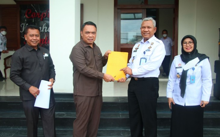 Tejo Harwanto saat menerima cenderamata Komisi I DRPD Kabupaten Tangerang 