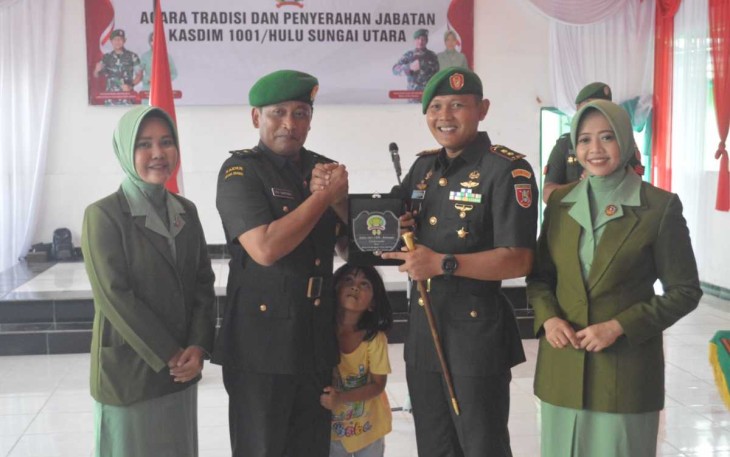Dandim 1001/HSU-BLG Letkol Inf Dhuwi Hendradjaja saat memberikan cenderamata 