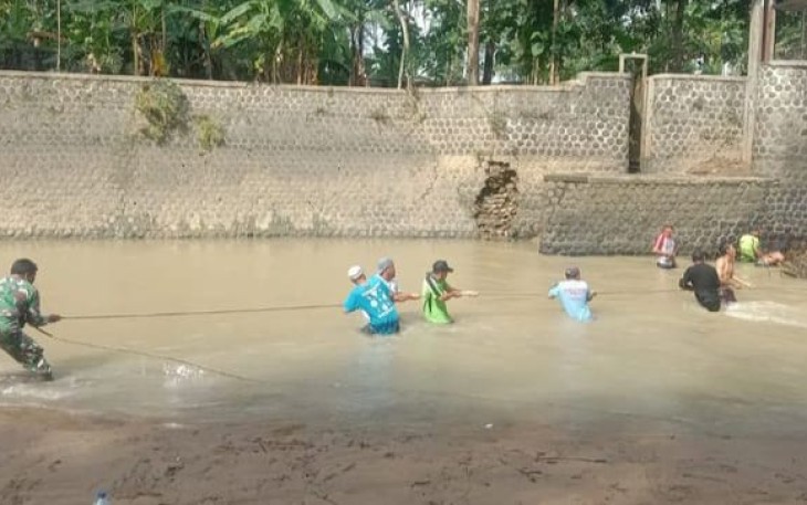 Bersama Warga Bersihkan Sungai
