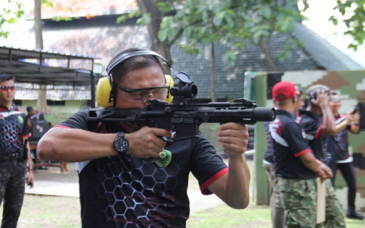 Dandim 0803/Madiun Letkol Inf Meina Helmi saat lomba menebak