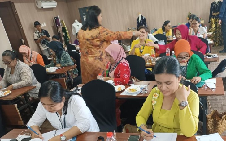 Fasilitasi Perempuan Berkebaya