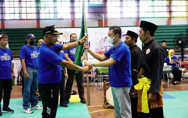 Pj Bupati Pati (bertopi) saat membuka kejuaraan pencak silat Pati Open