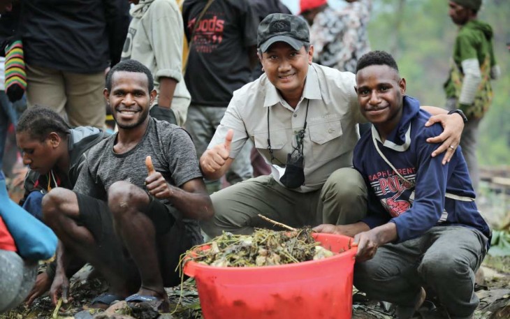 KBP Bambang W saat tradisi bakar batu bersama tokoh masyarakat di pegunungan Bintang 