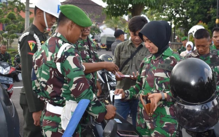 Pemeriksaan kelengkapan surat kendaraan prajurit Korem 081/DSJ