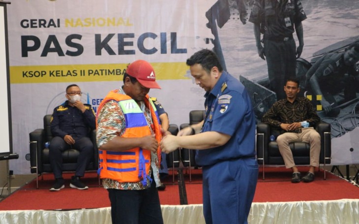 Kepala KSOP Kelas II Patimbang Yan Prastomo Ardi saat mengenakan rompi ke masyarakat dalam sosialisasi Gerai Nasional Pas Kecil di Subang