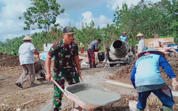 Gotong-royong bangun jalan di wilayah desa binaan