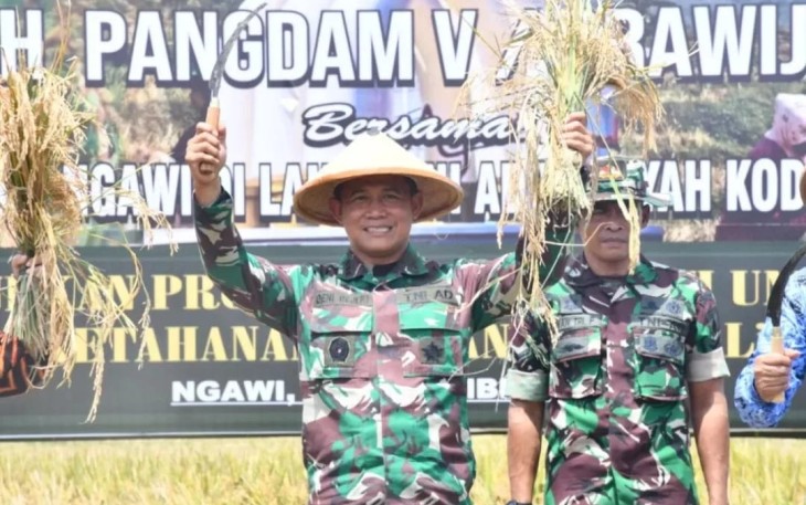 Danrem 081/DSJ Kolonel Inf Deni Rejeki saat panen raya padi di Ngawi