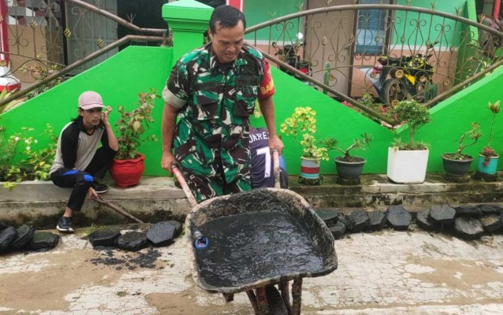 Bersihkan lingkungan bersama warga binaan