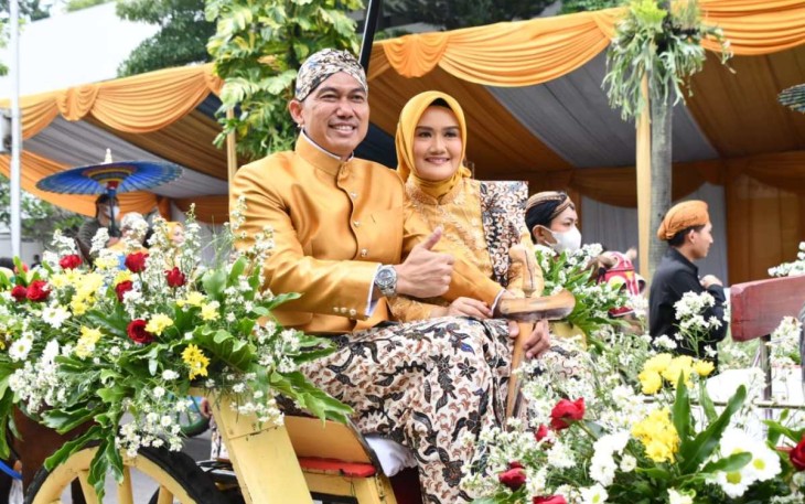 Dandim 0807/Tulungagung Letkol Czi Nooris Agus Rinanto bersama isteri saat menaiki kereta kencana