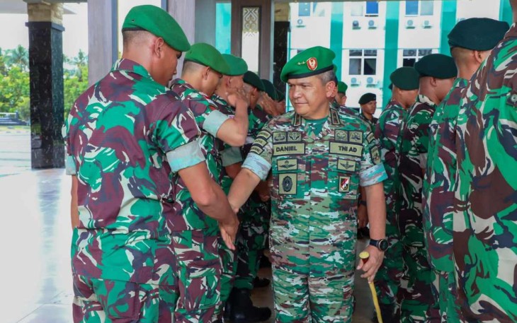 Pangdam I/BB Mayjen TNI Achmad Daniel Chardin saat menyalami prajuritnya 