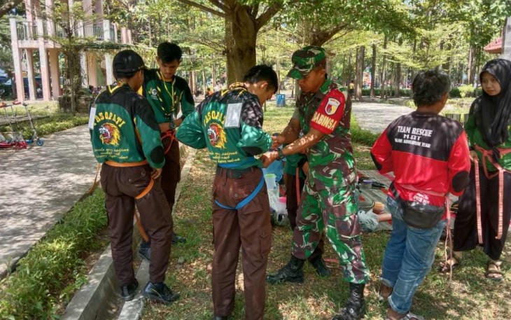 Serda Rudi saat mengajarkan snapling