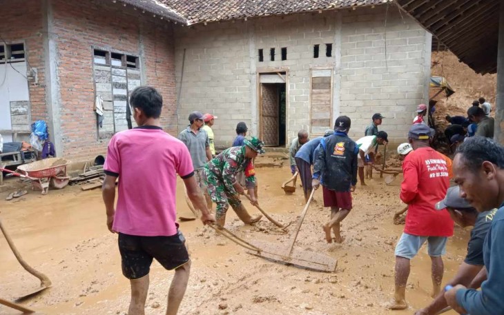 Bantu warga bersihkan material longsor 