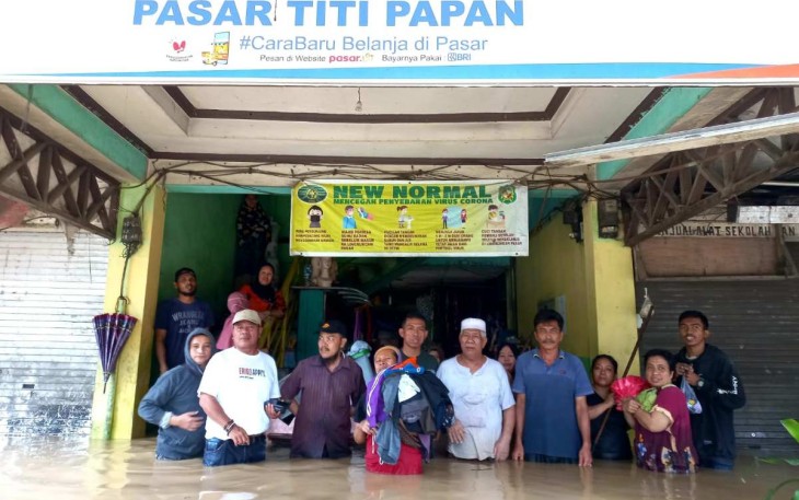 Dirut PUD Pasar Suwarno bersama pedagang pasar Titi Papan
