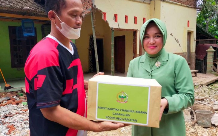 Ketua KCK Cabang XV Dim 0801/Pacitan saat memberikan bantuan untuk warga terdampak bencana alam
