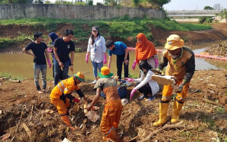 Dosen Teknik Lingkungan UPER, Dr. Eng. Mega Mutiara Sari, S.T., M.Si., saat melakukan penelitian Estimation of Plastic Waste in Ocean, Indonesia, bersama peneliti Toyohashi University of Technology (2022).