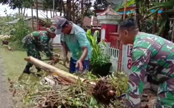 Kerja bakti bersihkan lingkungan bersama warga. Rabu (27/4/2022)