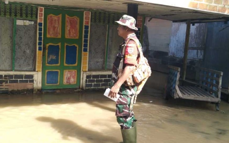 Sertu Arjani saat mendistribusikan paket sembako warga terdampak banjir
