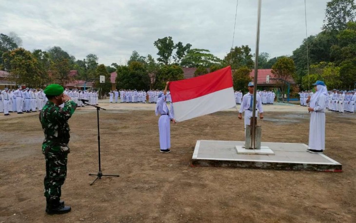Serka Mulkan saat menjadi irup di SMA Negeri 1 Sangasanga
