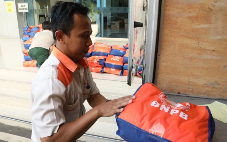 Petugas BNPB sedang mempersiapkan bantuan logistik yang akan dikirimkan menuju lokasi terdampak gempa M5,6 Kabupaten Cianjur, Senin (21/11).