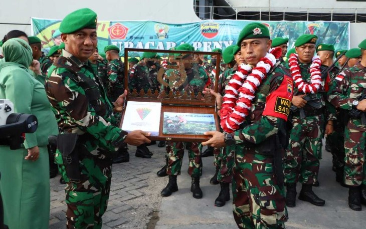 Kasdam I/BB Brigjen TNI Rifky memberikan penghargaan satgas Yonif 126/KC  